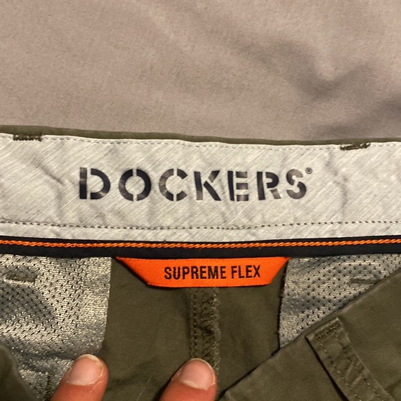 Mens Dockers Ultimate Short Green khaki shorts - Picture 2 of 2